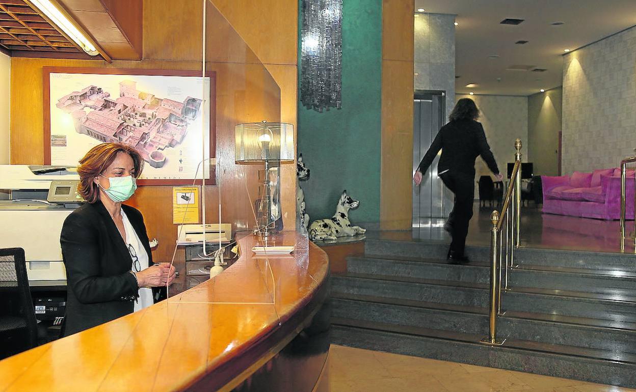 Recepción del hotel Castilla Vieja, ayer.