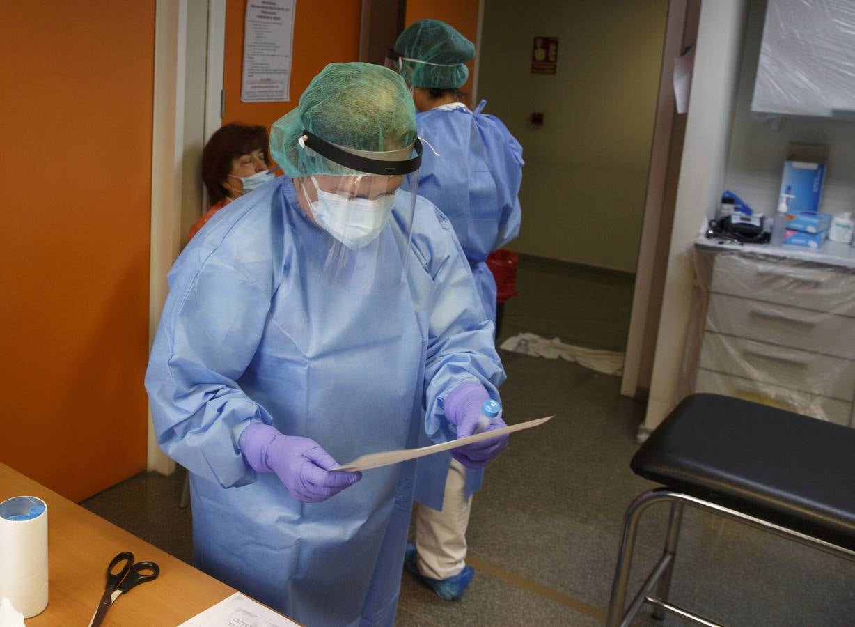 Fotos: Toma de muestras de la covid-19 en el Centro de salud Huerta del Rey de Valladolid