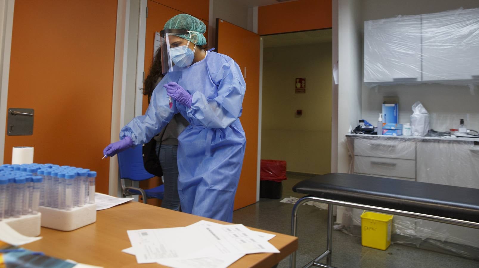 Fotos: Toma de muestras de la covid-19 en el Centro de salud Huerta del Rey de Valladolid