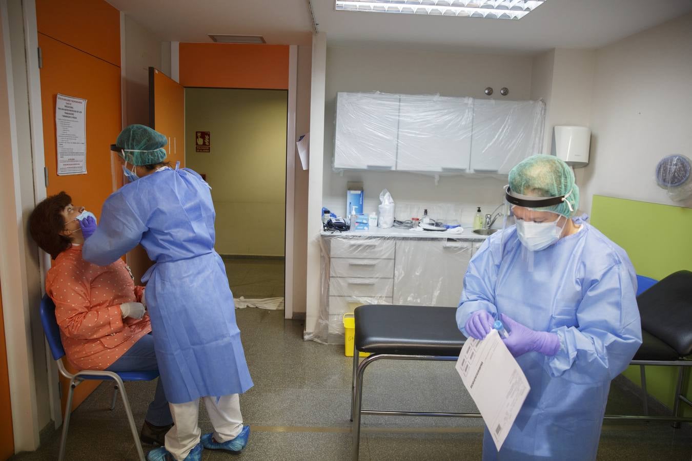 Fotos: Toma de muestras de la covid-19 en el Centro de salud Huerta del Rey de Valladolid