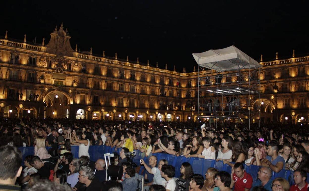 Un ocncierto en la Plaza Mayor durante las Ferias y Fiestas.