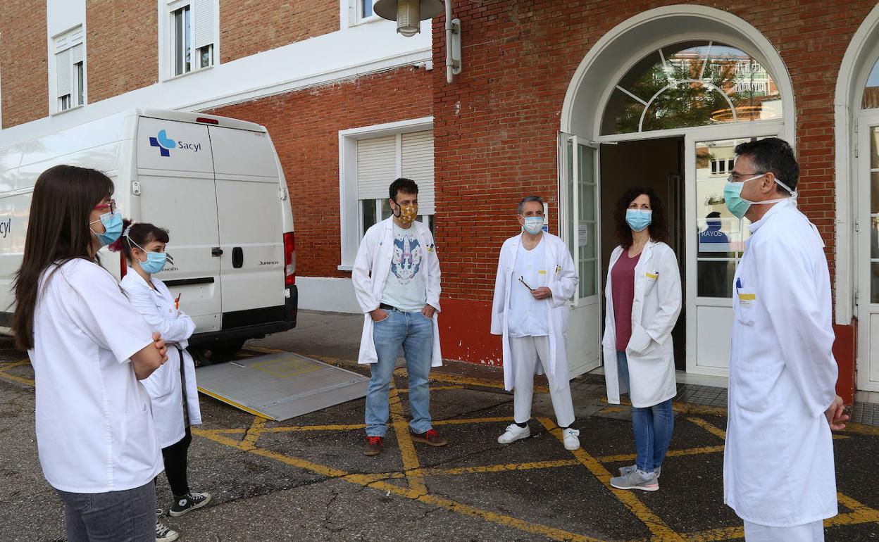 Los miembros del programa de apoyo psicológico para afectados de covid en Palencia, en la puerta del Hospital San Telmo. 