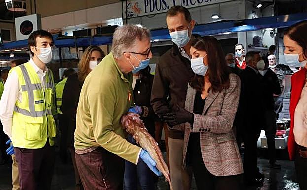 Imagen principal - Los Reyes, durante la visita a los puestos. 