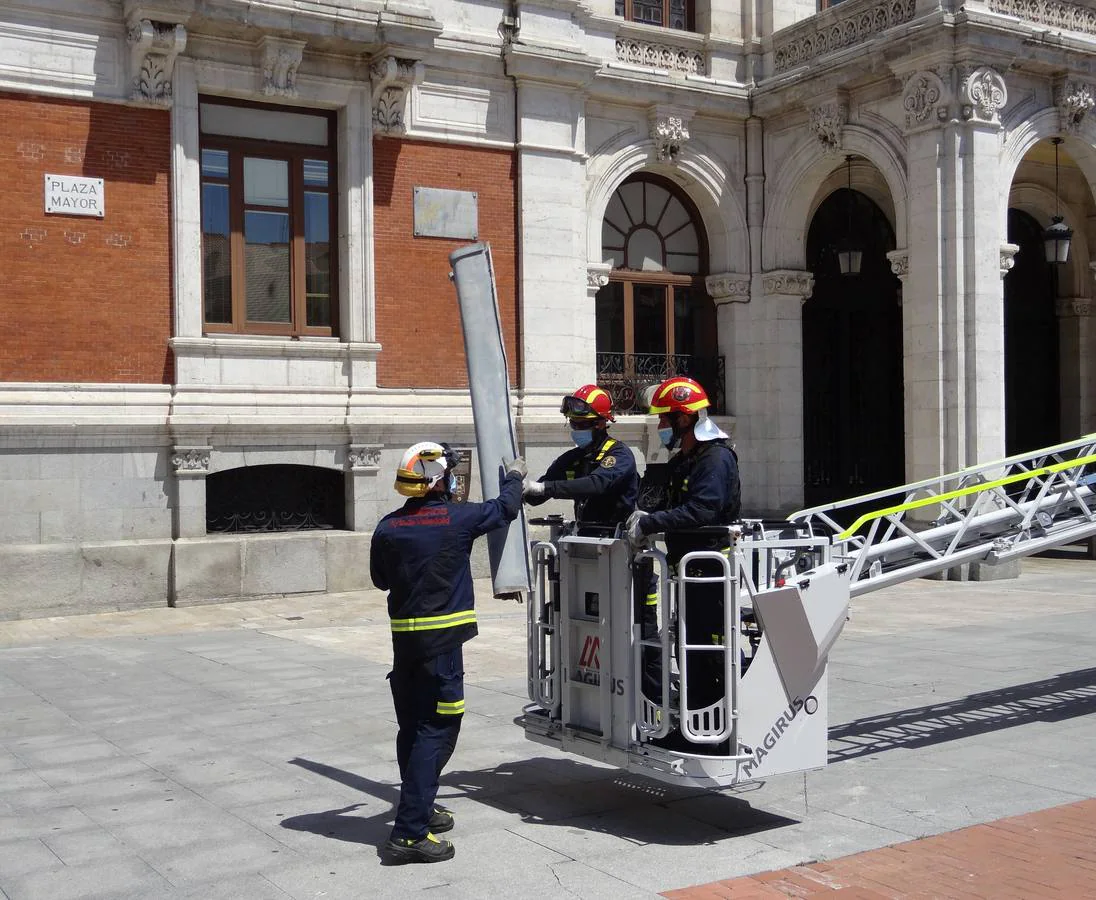 Fotos: Los bomberos de Valladolid revisan la cornisa de la cubierta del Ayuntamiento por desprendimientos