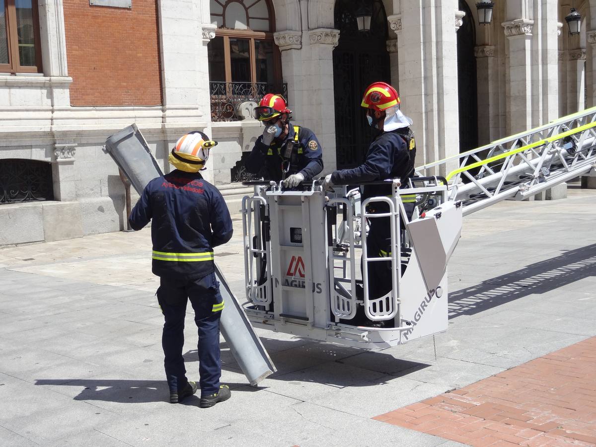 Fotos: Los bomberos de Valladolid revisan la cornisa de la cubierta del Ayuntamiento por desprendimientos