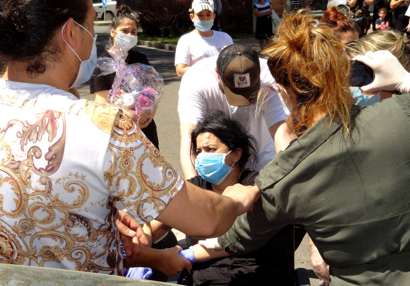 Decenas de familiares reciben a la mujer a la puerta de su casa, en las casas blancas de la calle Joaquín Velasco Martín en Huerta del Rey, en una fiesta sin incidentes y con presencia policial