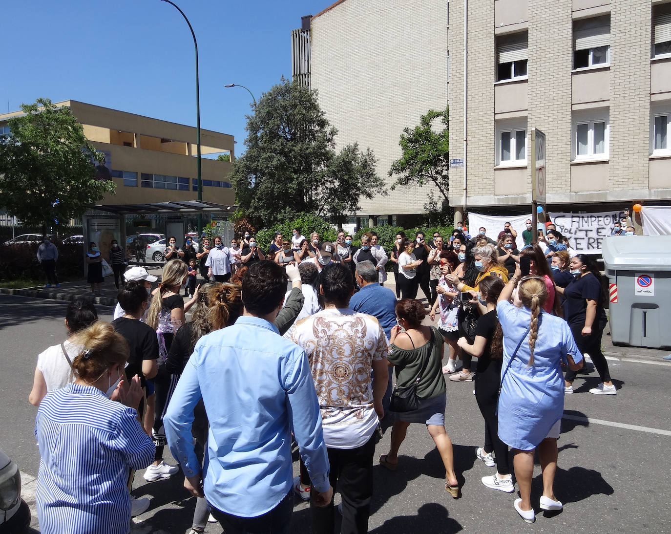 Decenas de familiares reciben a la mujer a la puerta de su casa, en las casas blancas de la calle Joaquín Velasco Martín en Huerta del Rey, en una fiesta sin incidentes y con presencia policial