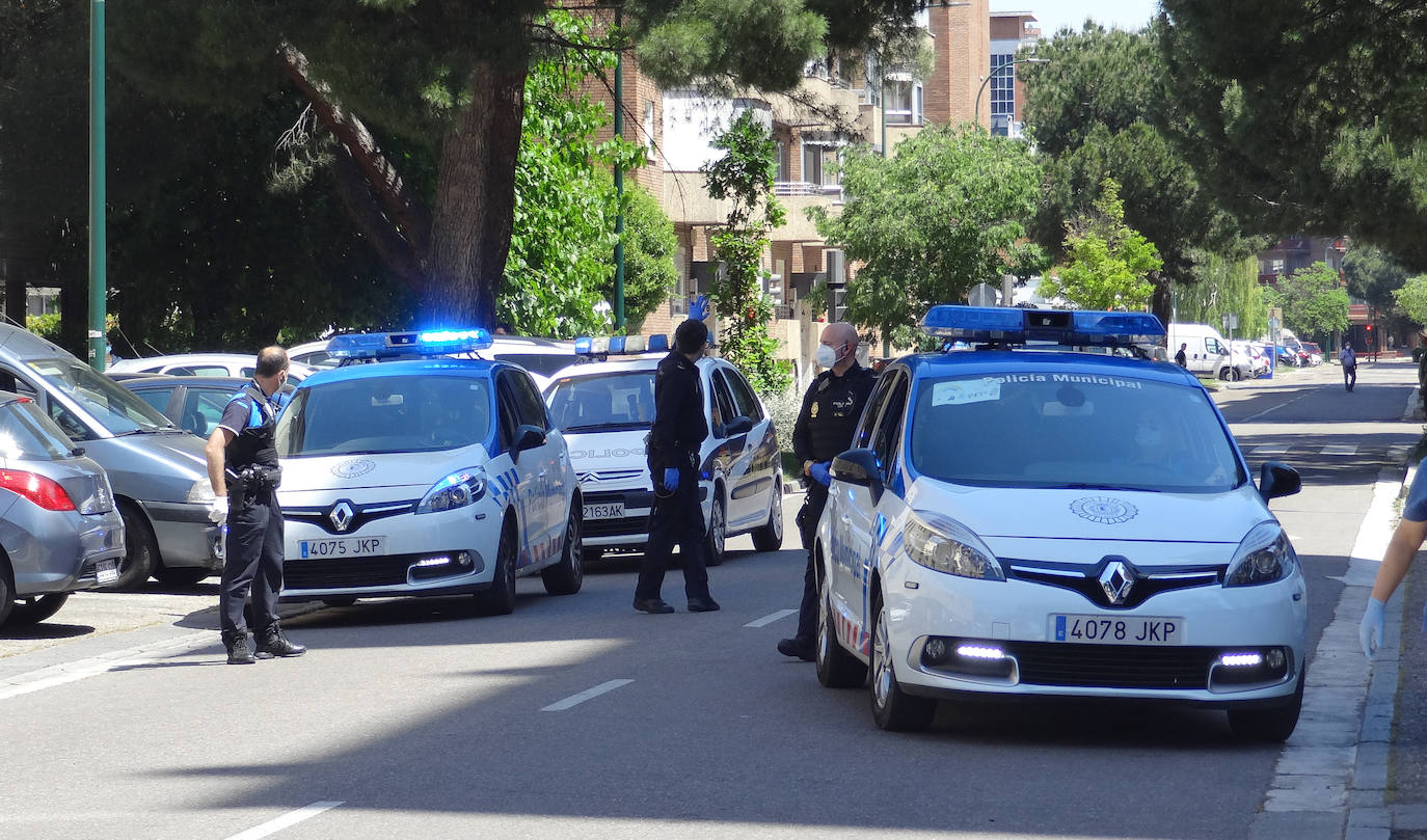 Decenas de familiares reciben a la mujer a la puerta de su casa, en las casas blancas de la calle Joaquín Velasco Martín en Huerta del Rey, en una fiesta sin incidentes y con presencia policial