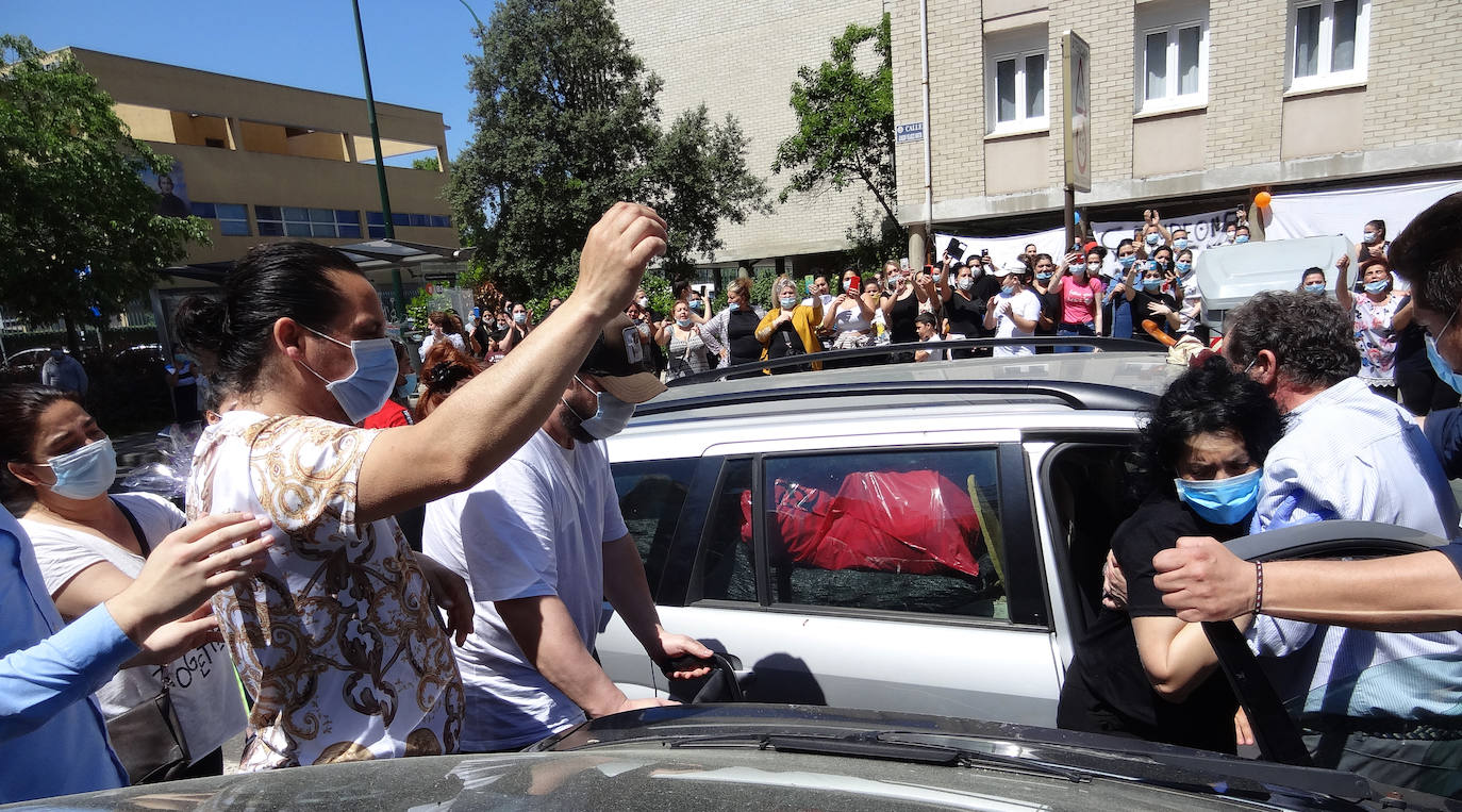 Decenas de familiares reciben a la mujer a la puerta de su casa, en las casas blancas de la calle Joaquín Velasco Martín en Huerta del Rey, en una fiesta sin incidentes y con presencia policial