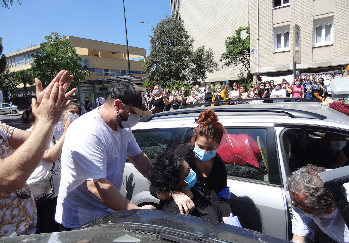 Decenas de familiares reciben a la mujer a la puerta de su casa, en las casas blancas de la calle Joaquín Velasco Martín en Huerta del Rey, en una fiesta sin incidentes y con presencia policial