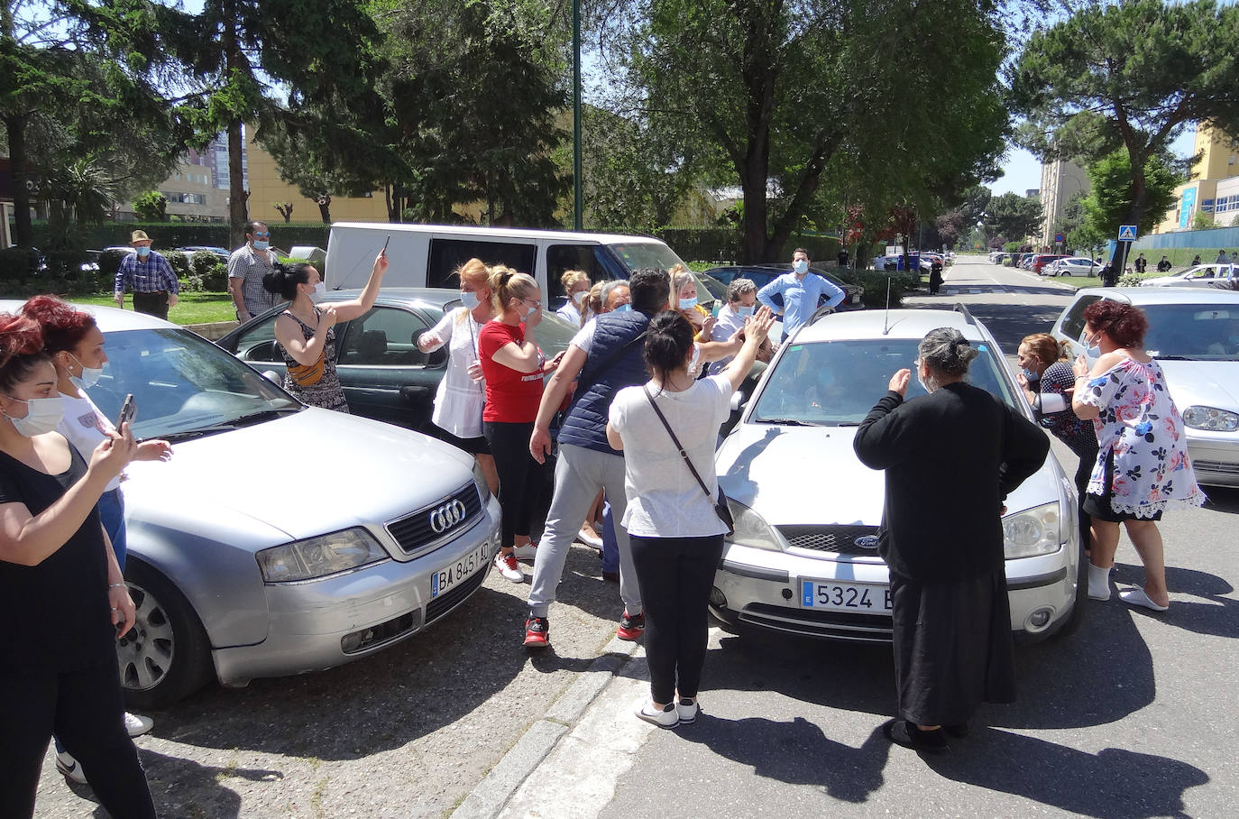Decenas de familiares reciben a la mujer a la puerta de su casa, en las casas blancas de la calle Joaquín Velasco Martín en Huerta del Rey, en una fiesta sin incidentes y con presencia policial