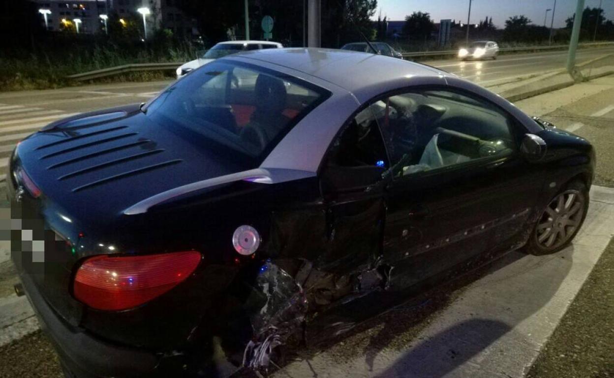 Uno de los turismos siniestrados el miércoles por la noche en la VA-20, en el cruce del Río Hortega.