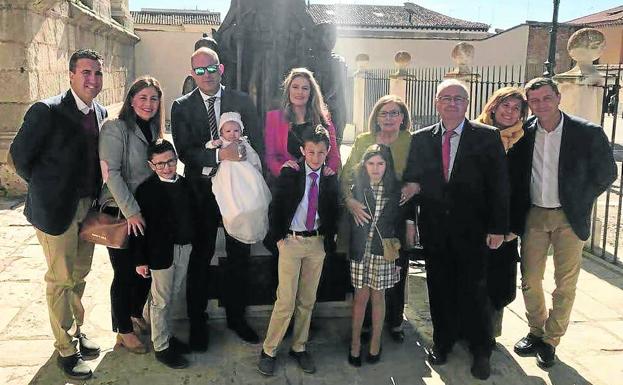 La familia al completo, el día del bautizo del pequeño Pelayo. 