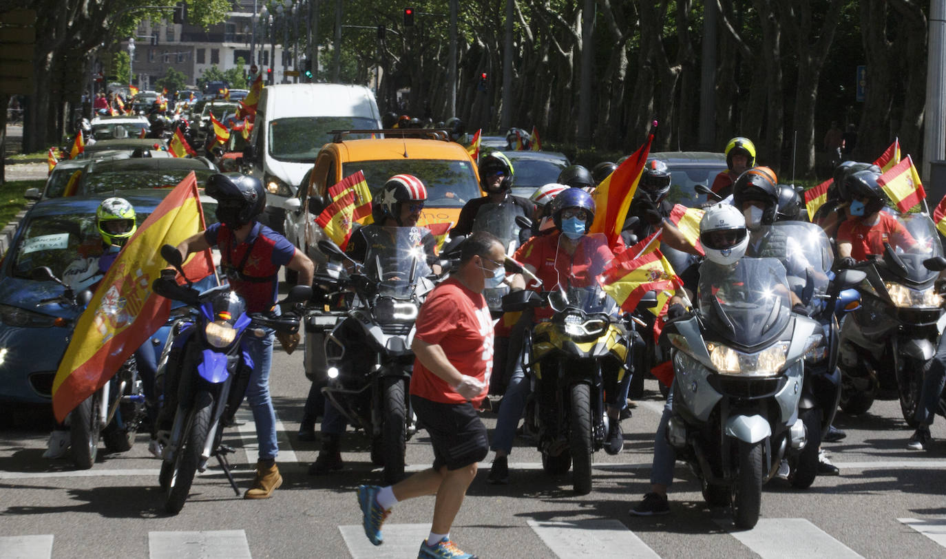 Fotos: Vox saca cientos de coches a las calles de Vallaodlid