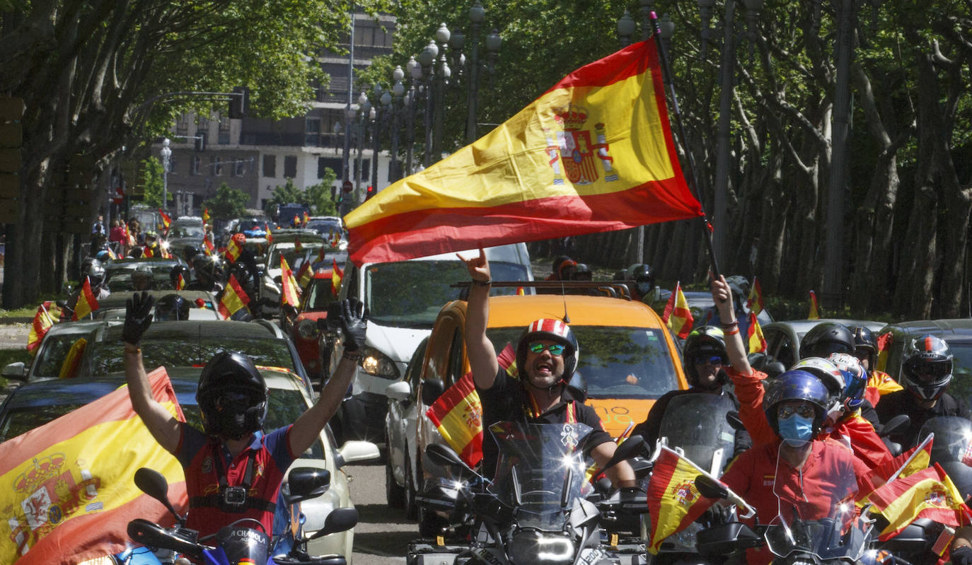 Fotos: Vox saca cientos de coches a las calles de Vallaodlid