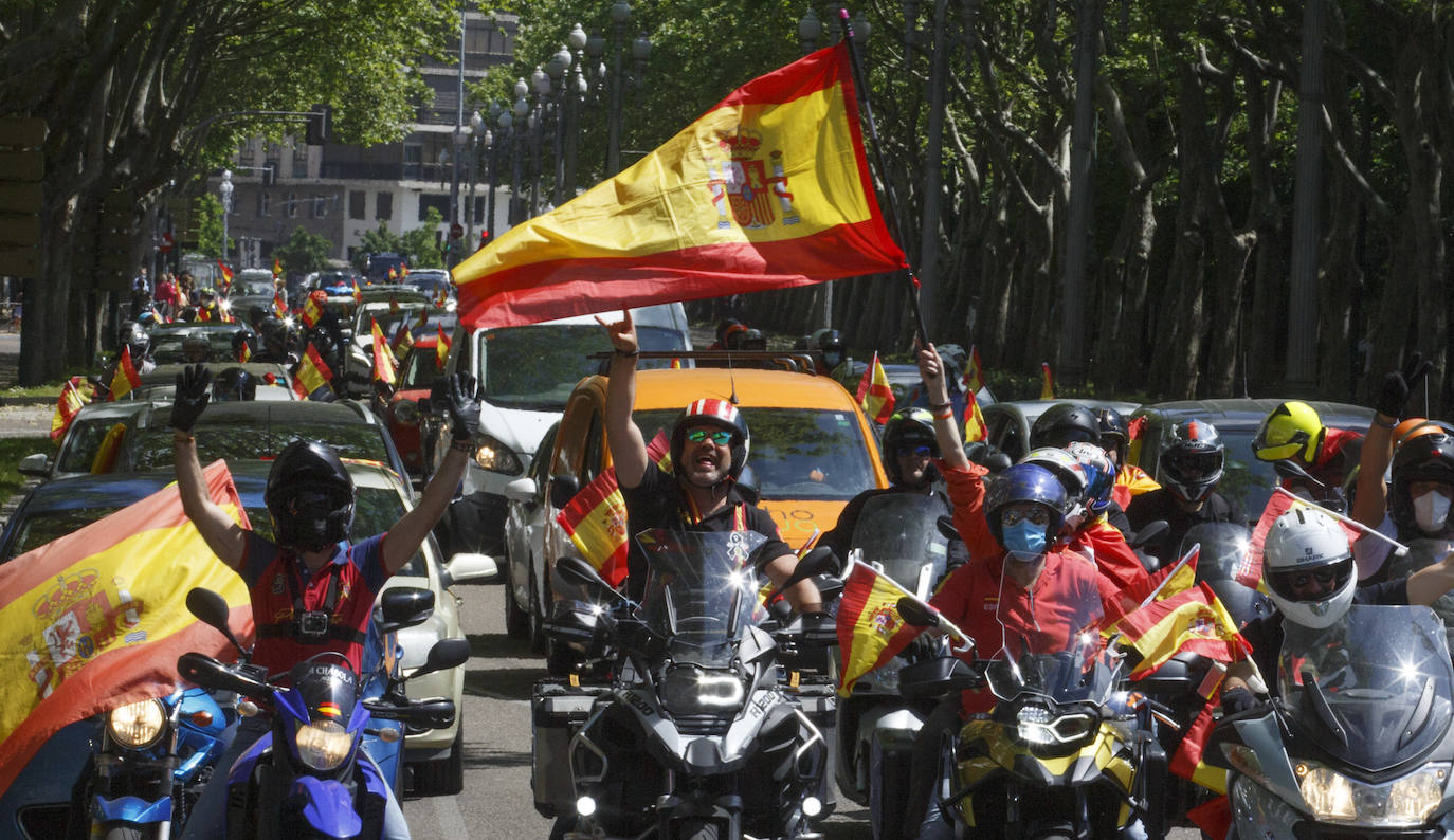 Fotos: Vox saca cientos de coches a las calles de Vallaodlid