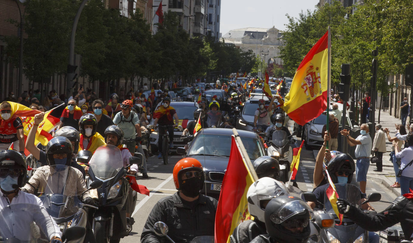 Fotos: Vox saca cientos de coches a las calles de Vallaodlid