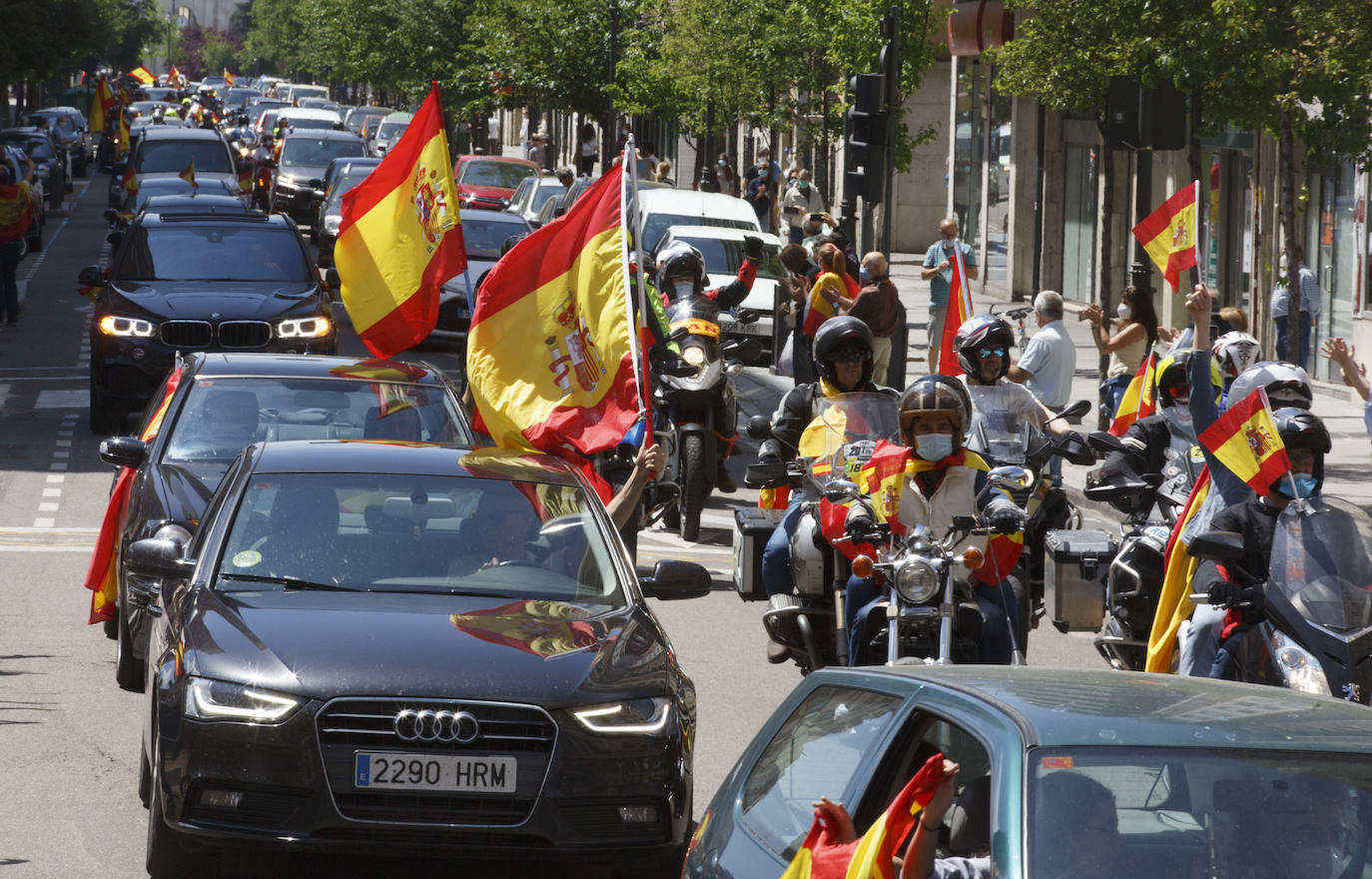 Fotos: Vox saca cientos de coches a las calles de Vallaodlid