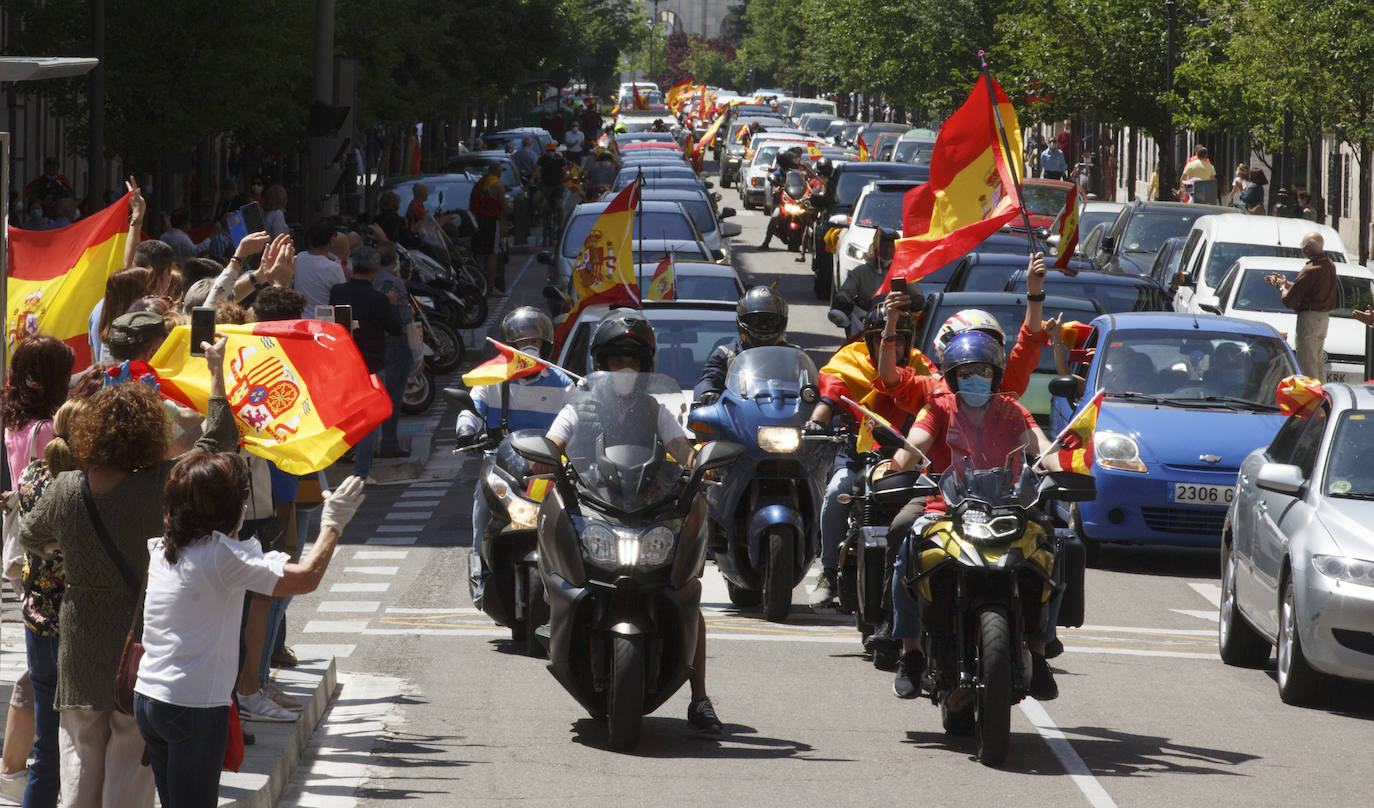 Fotos: Vox saca cientos de coches a las calles de Vallaodlid