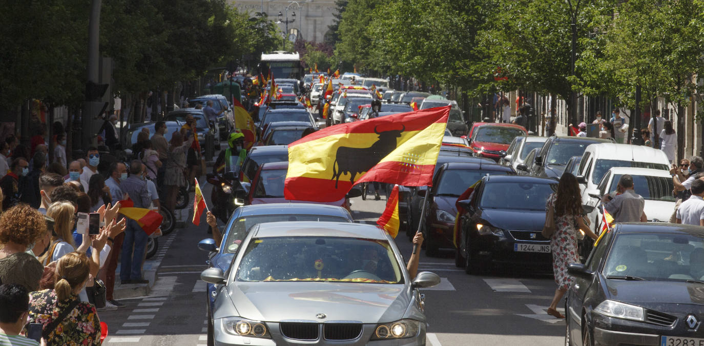 Fotos: Vox saca cientos de coches a las calles de Vallaodlid