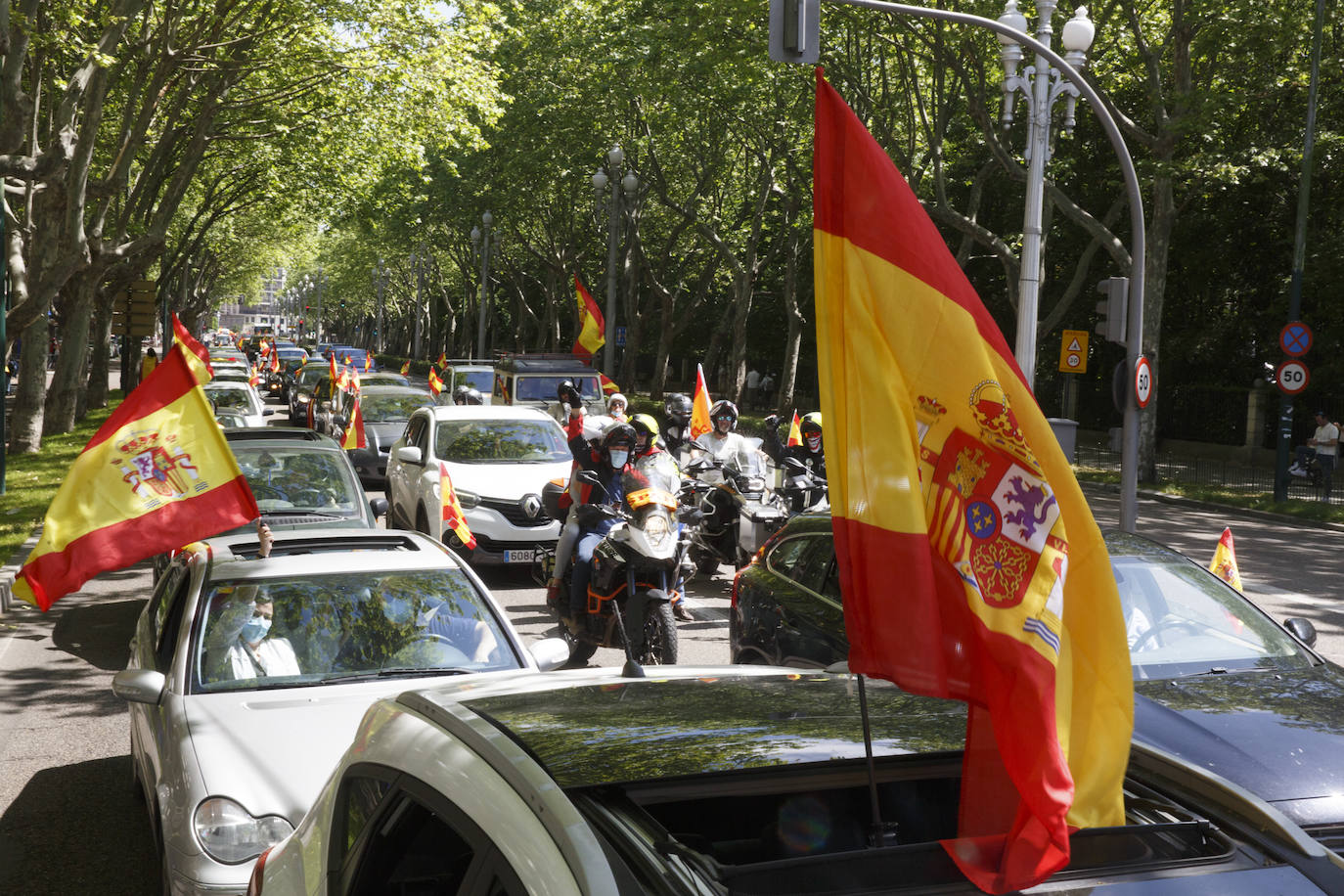 Fotos: Vox saca cientos de coches a las calles de Vallaodlid