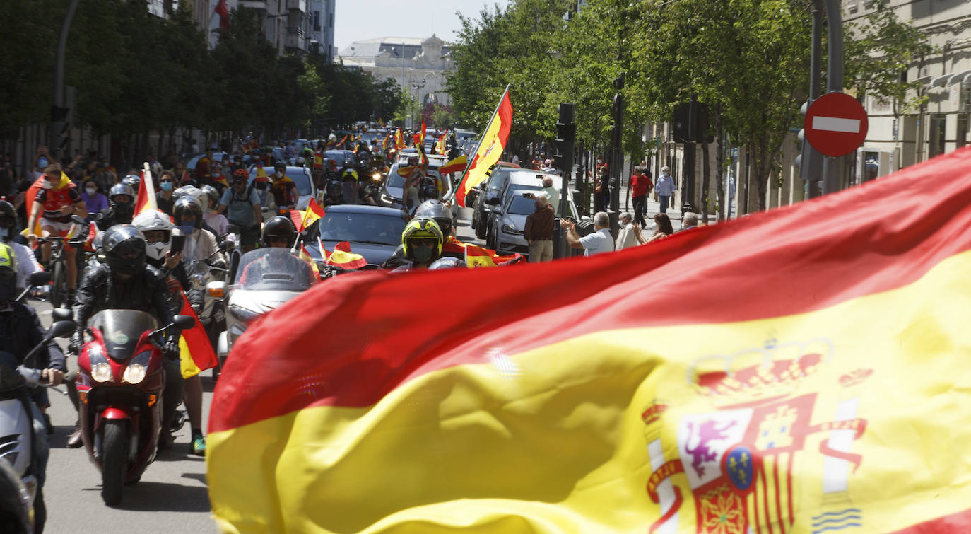 Fotos: Vox saca cientos de coches a las calles de Vallaodlid