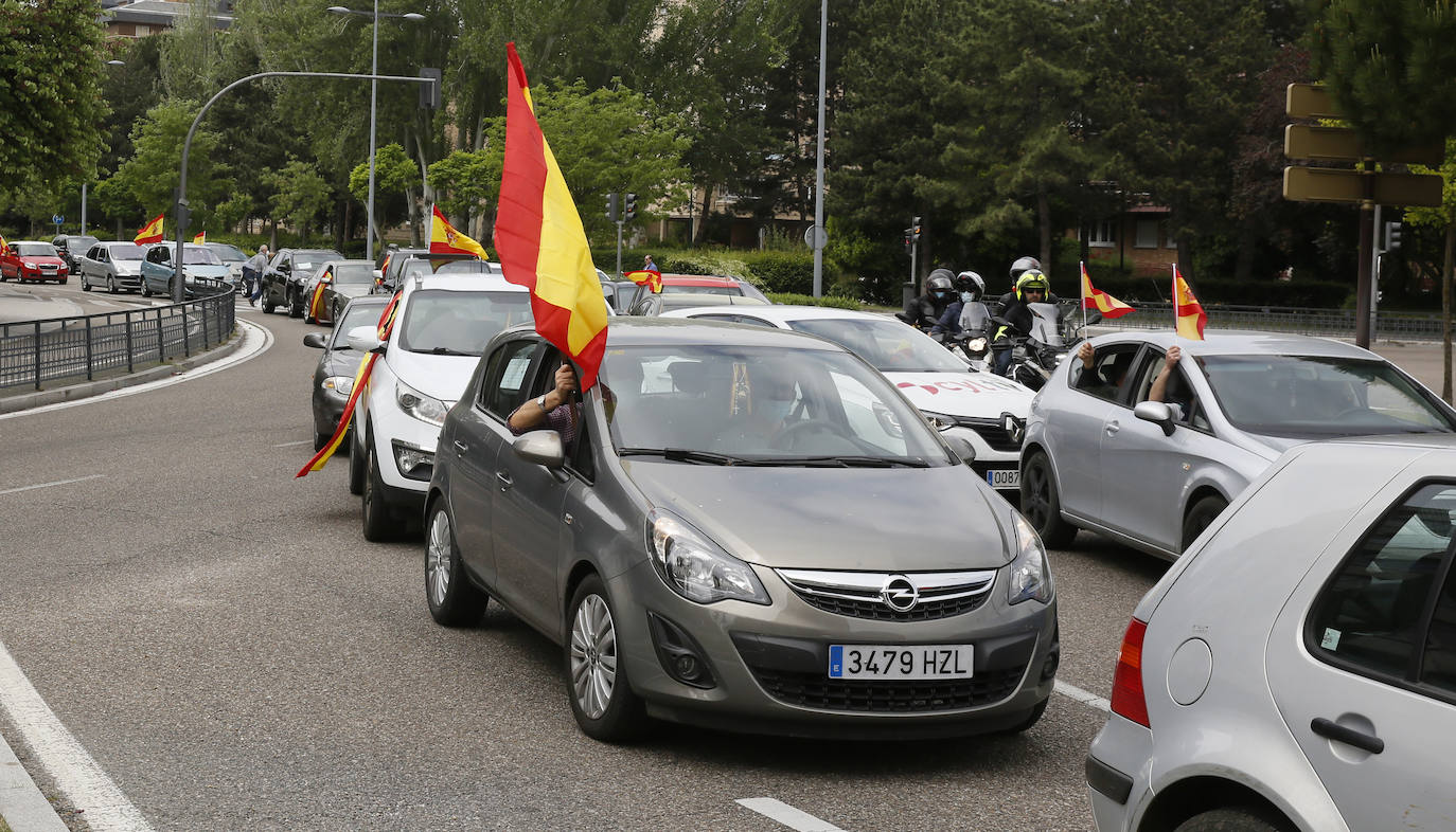 Fotos: Vox saca cientos de coches a las calles de Vallaodlid