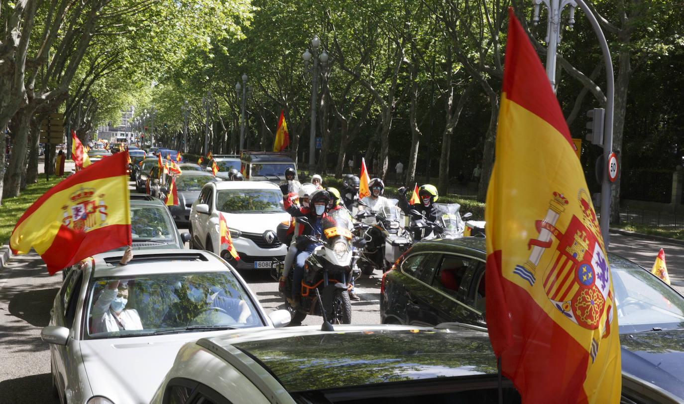 Fotos: Vox saca cientos de coches a las calles de Vallaodlid