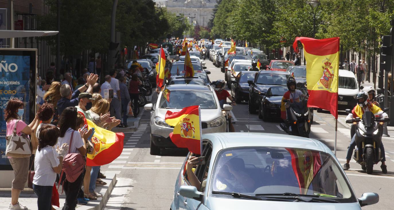 Fotos: Vox saca cientos de coches a las calles de Vallaodlid