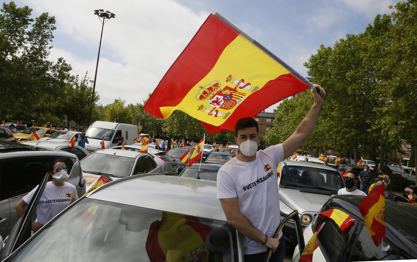 Fotos: Vox saca cientos de coches a las calles de Vallaodlid