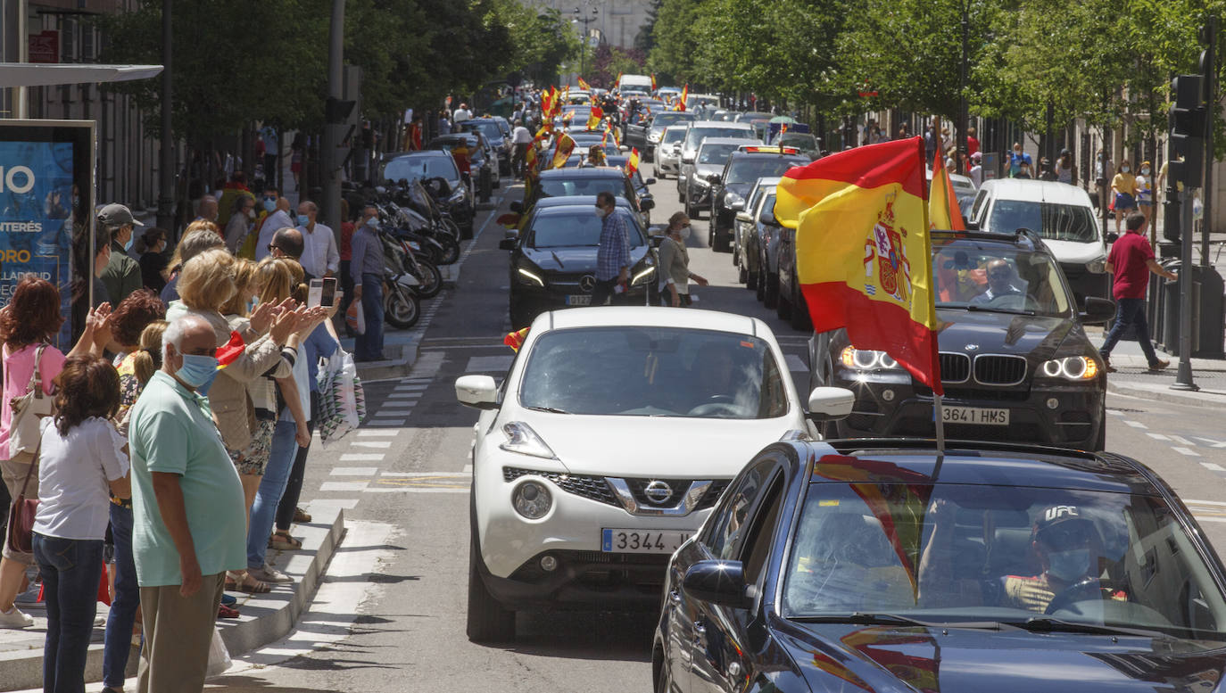 Fotos: Vox saca cientos de coches a las calles de Vallaodlid