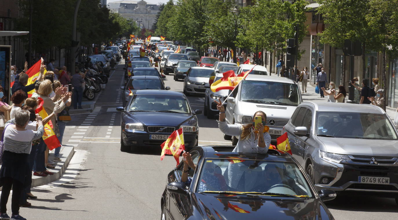 Fotos: Vox saca cientos de coches a las calles de Vallaodlid