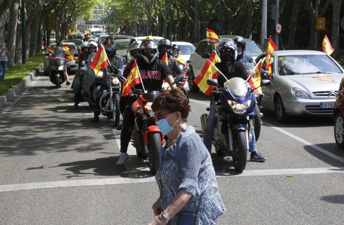 Fotos: Vox saca cientos de coches a las calles de Vallaodlid