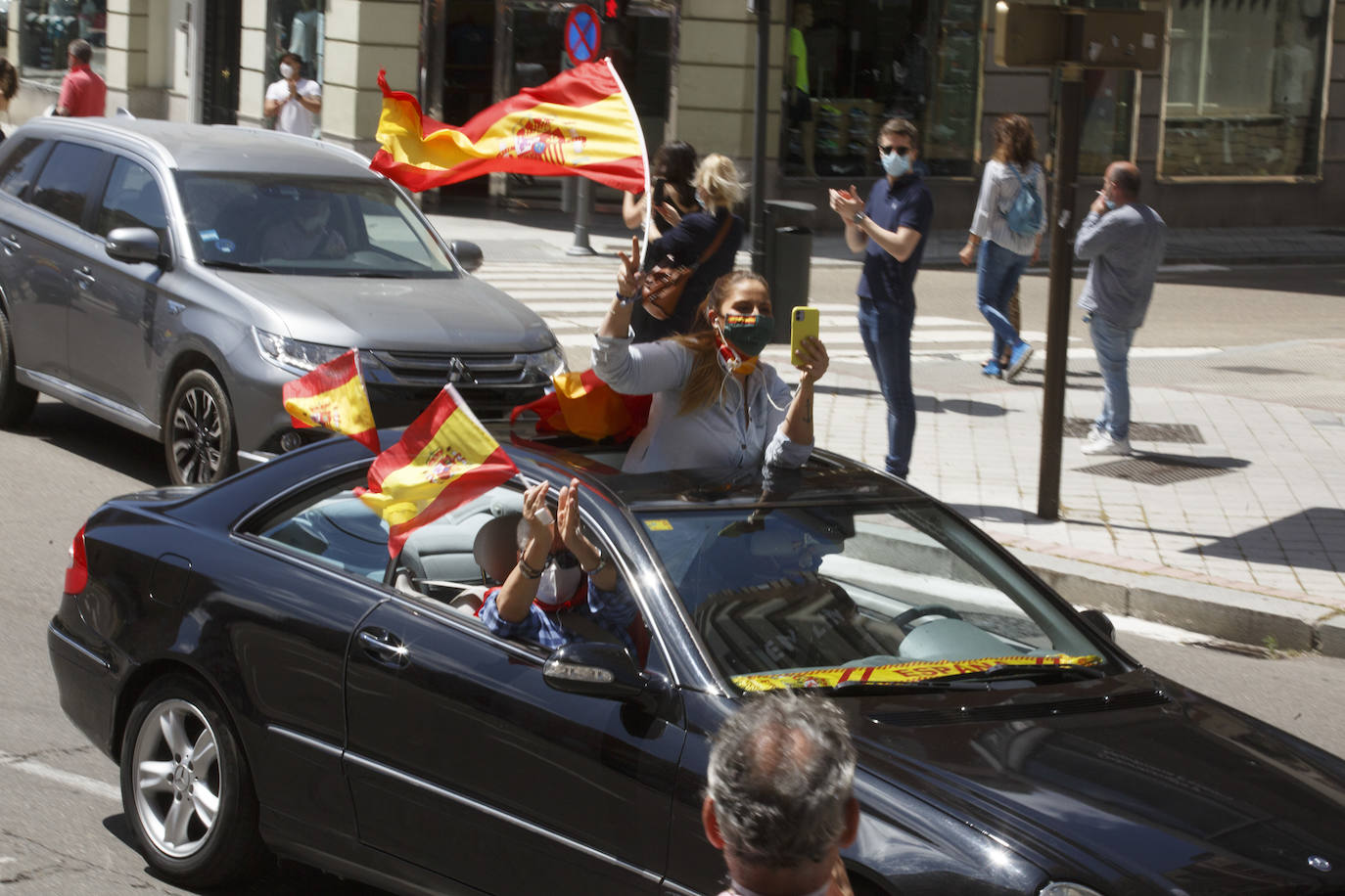 Fotos: Vox saca cientos de coches a las calles de Vallaodlid