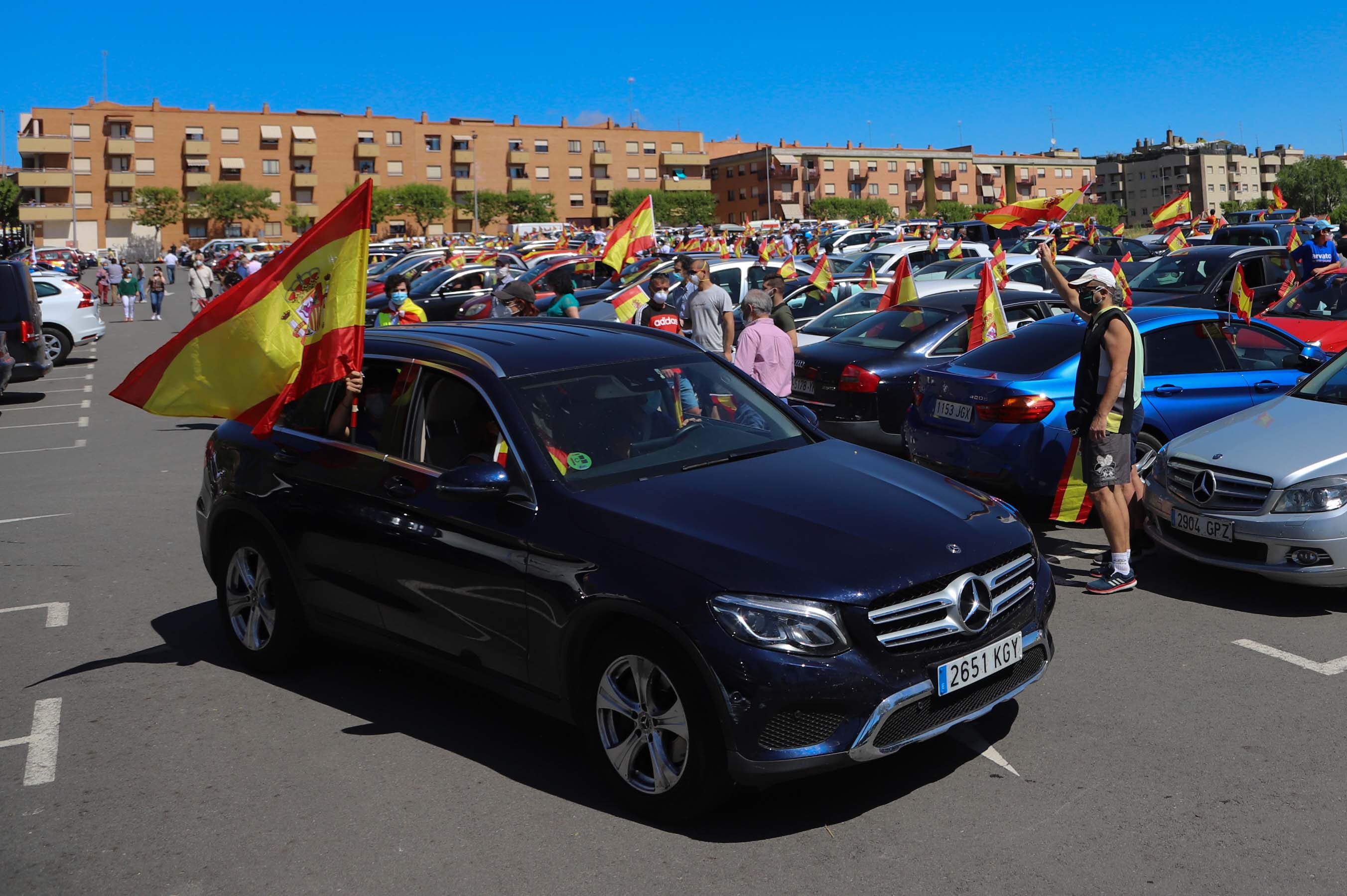 Participaron turismos, motos e incluso vecinos en bicicleta | Numerosos viandantes les aplaudieron a su paso por las calles de la ciudad