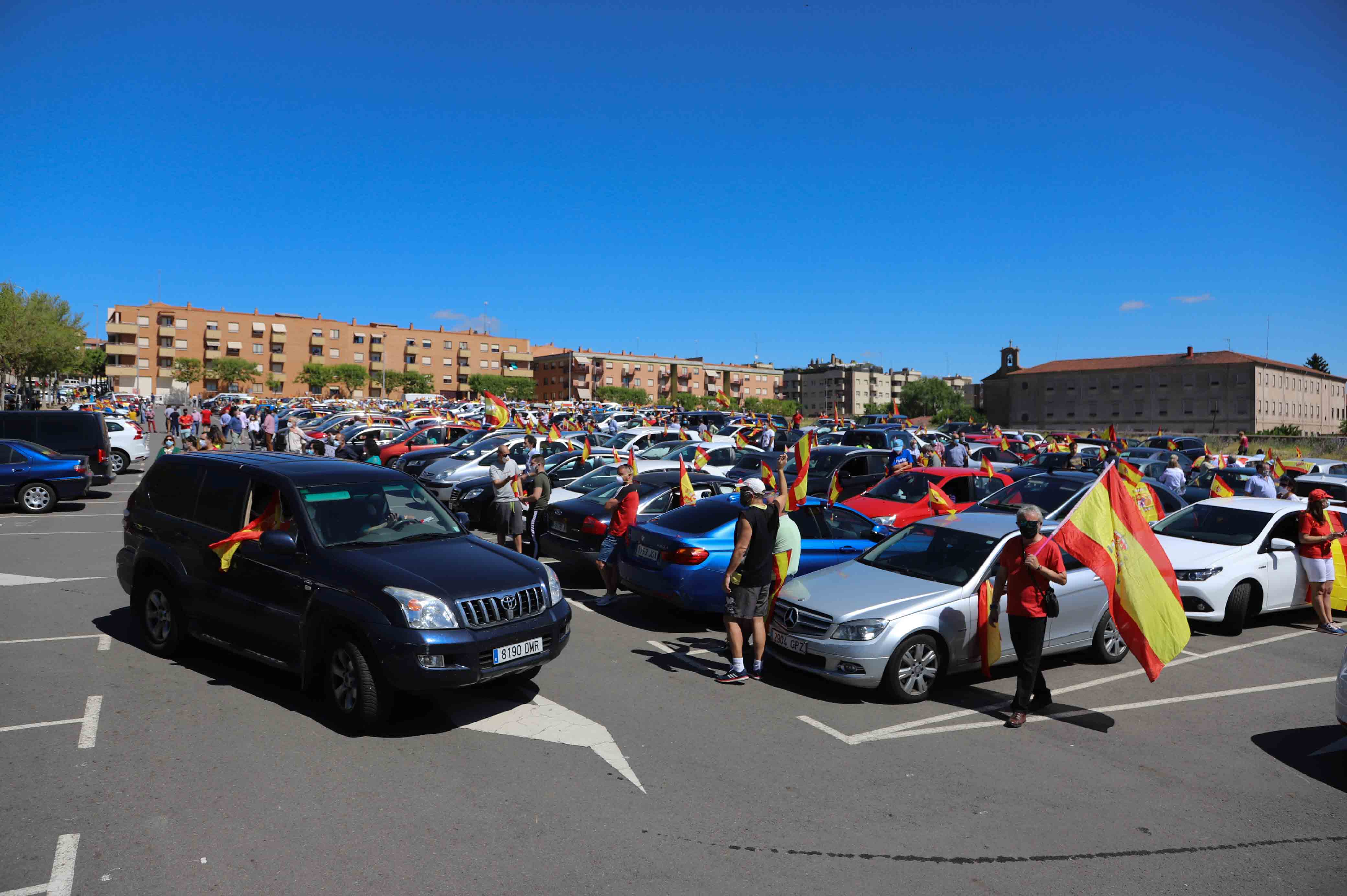 Participaron turismos, motos e incluso vecinos en bicicleta | Numerosos viandantes les aplaudieron a su paso por las calles de la ciudad