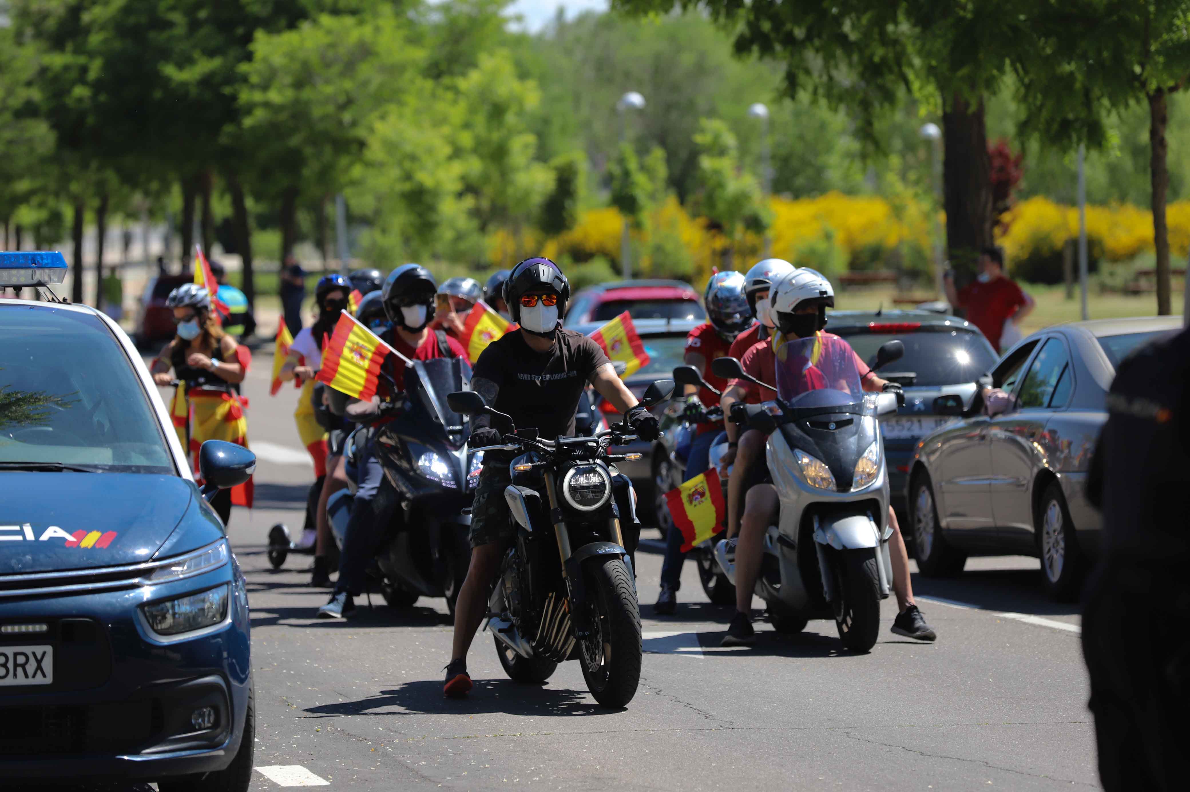 Participaron turismos, motos e incluso vecinos en bicicleta | Numerosos viandantes les aplaudieron a su paso por las calles de la ciudad