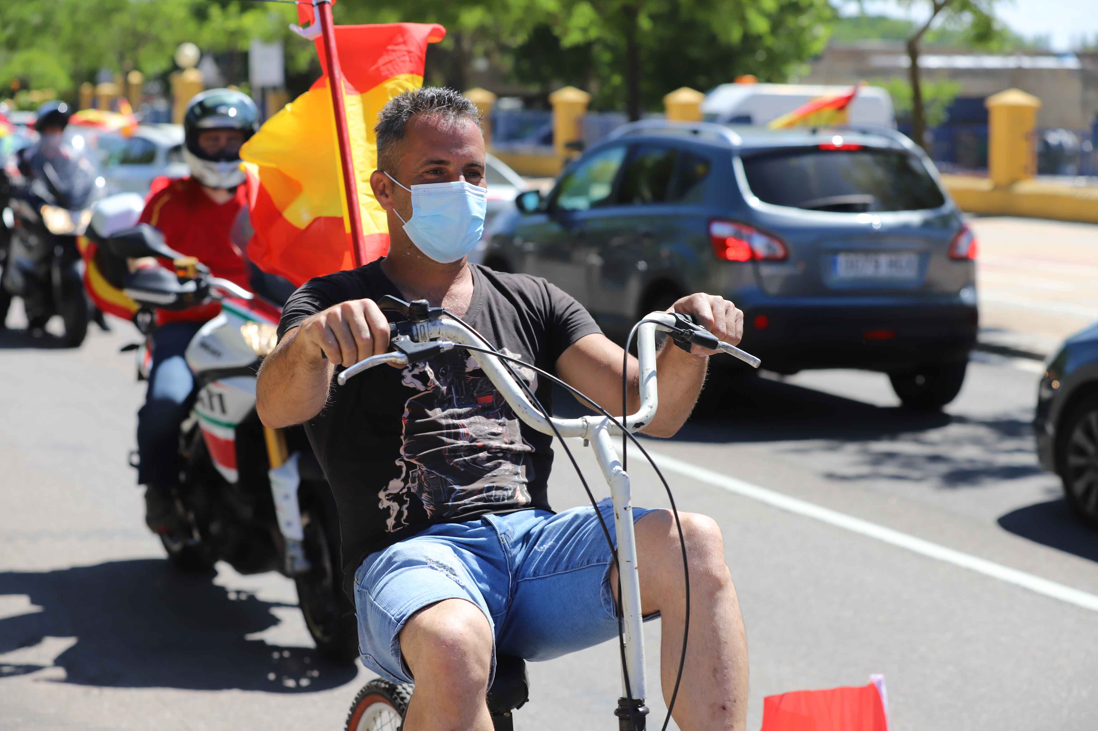 Participaron turismos, motos e incluso vecinos en bicicleta | Numerosos viandantes les aplaudieron a su paso por las calles de la ciudad