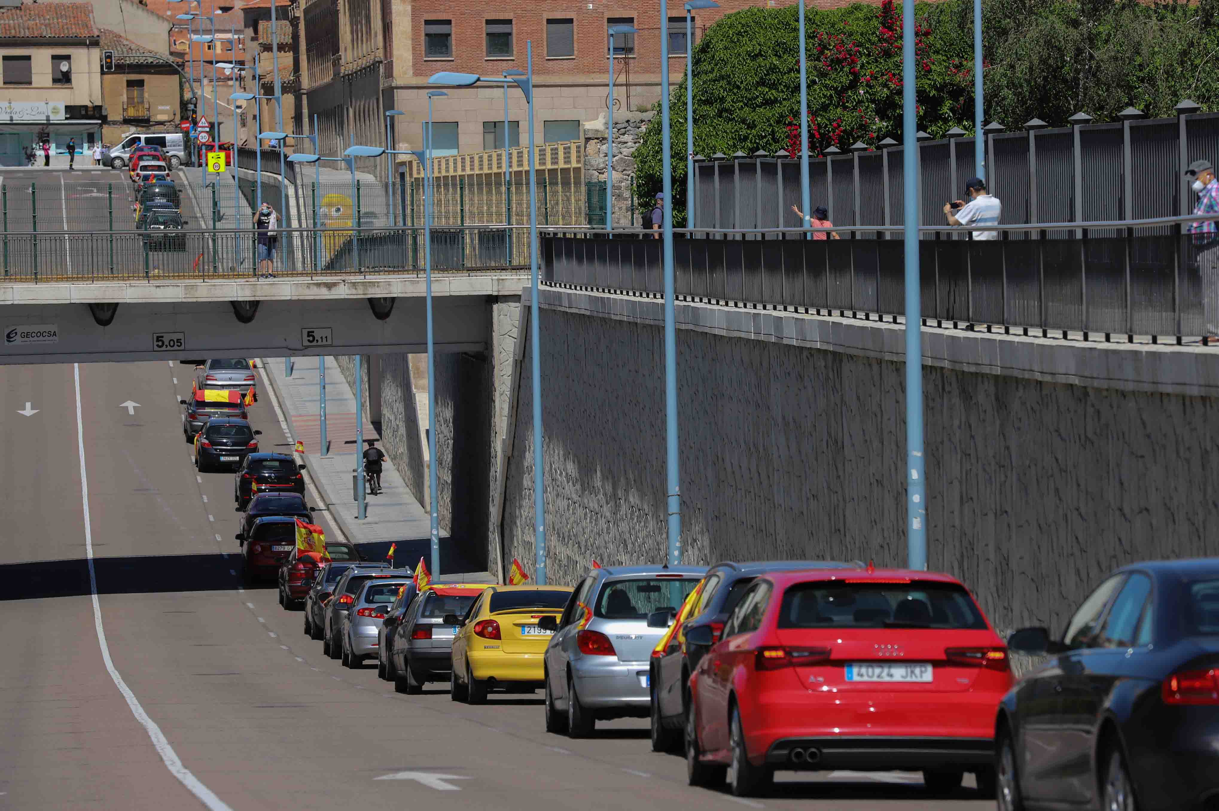 Participaron turismos, motos e incluso vecinos en bicicleta | Numerosos viandantes les aplaudieron a su paso por las calles de la ciudad