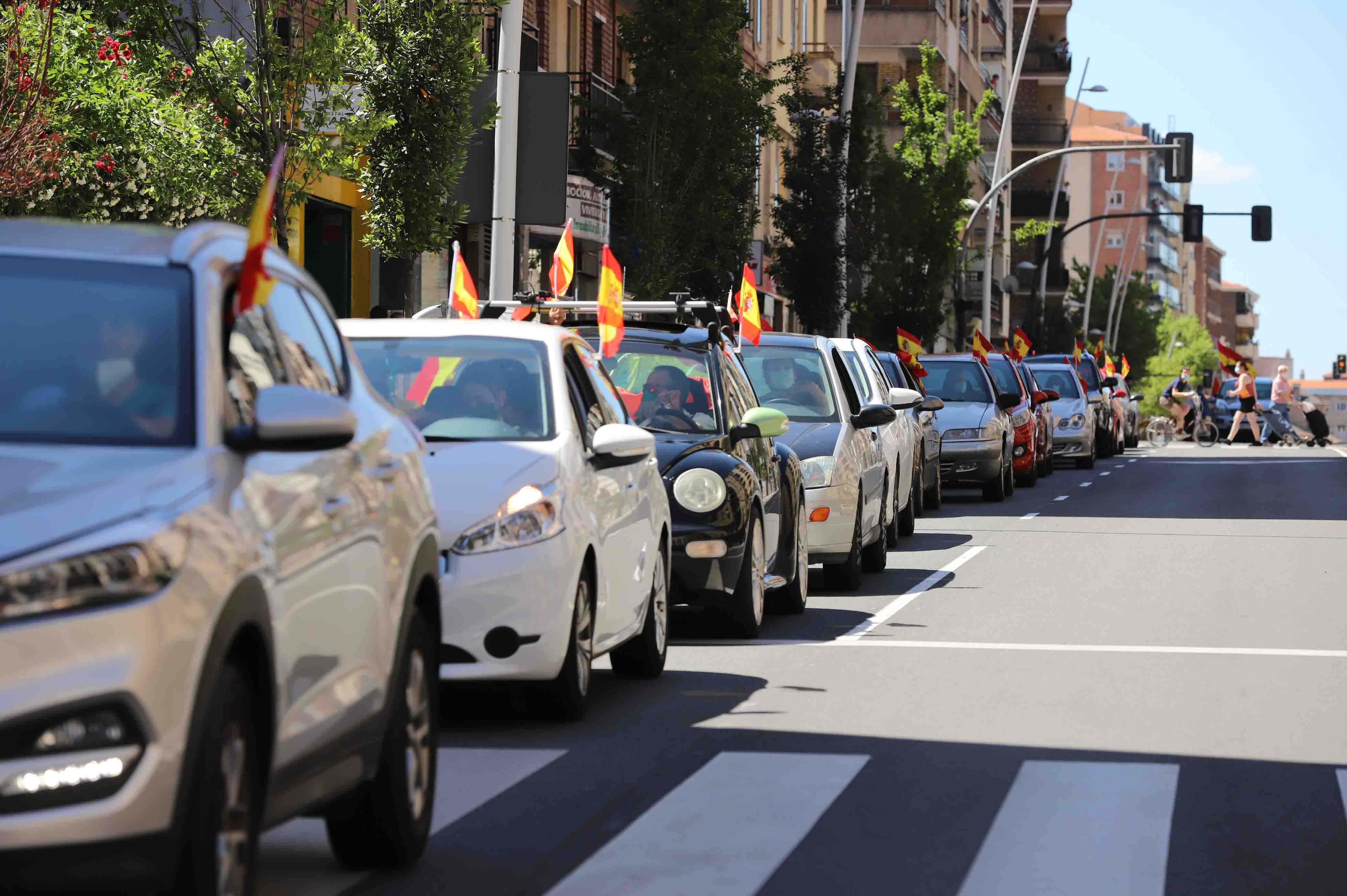 Participaron turismos, motos e incluso vecinos en bicicleta | Numerosos viandantes les aplaudieron a su paso por las calles de la ciudad