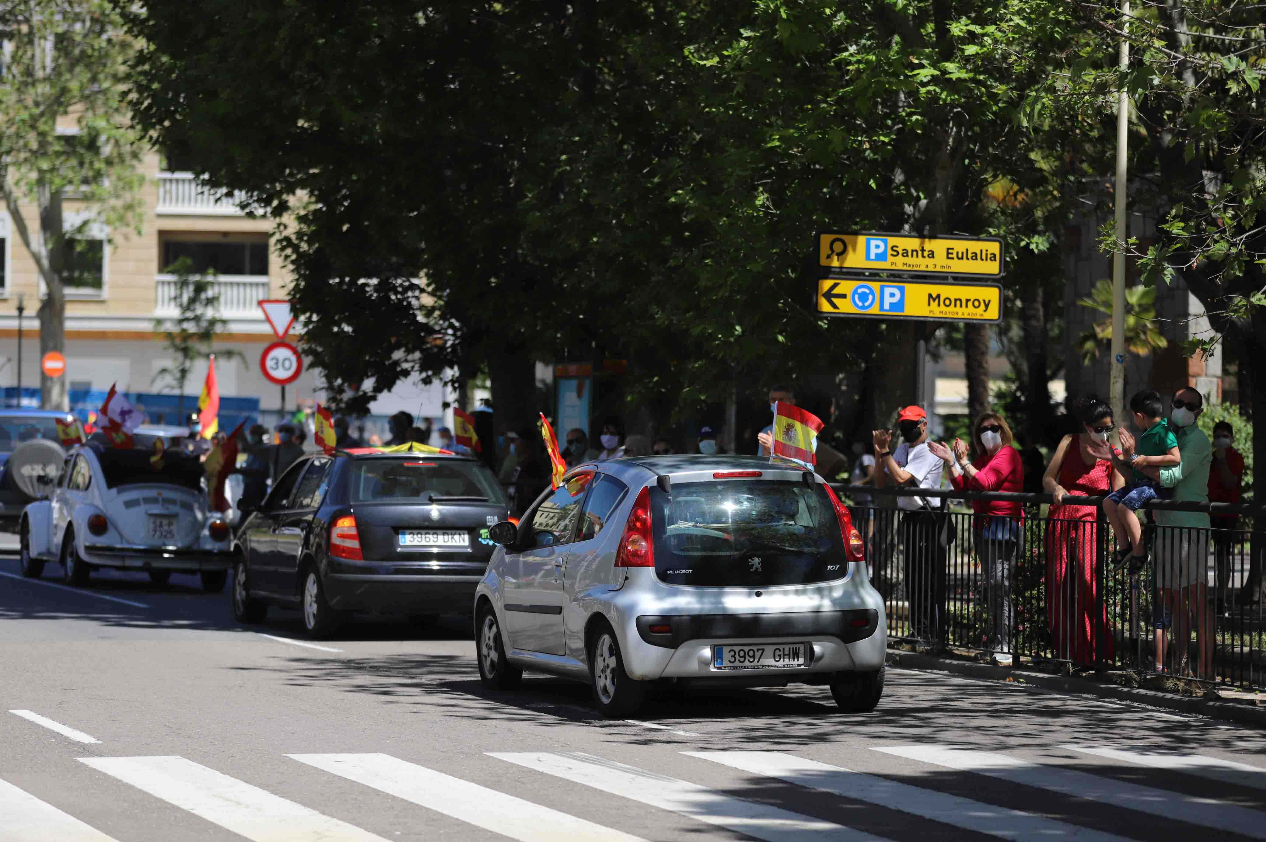 Participaron turismos, motos e incluso vecinos en bicicleta | Numerosos viandantes les aplaudieron a su paso por las calles de la ciudad