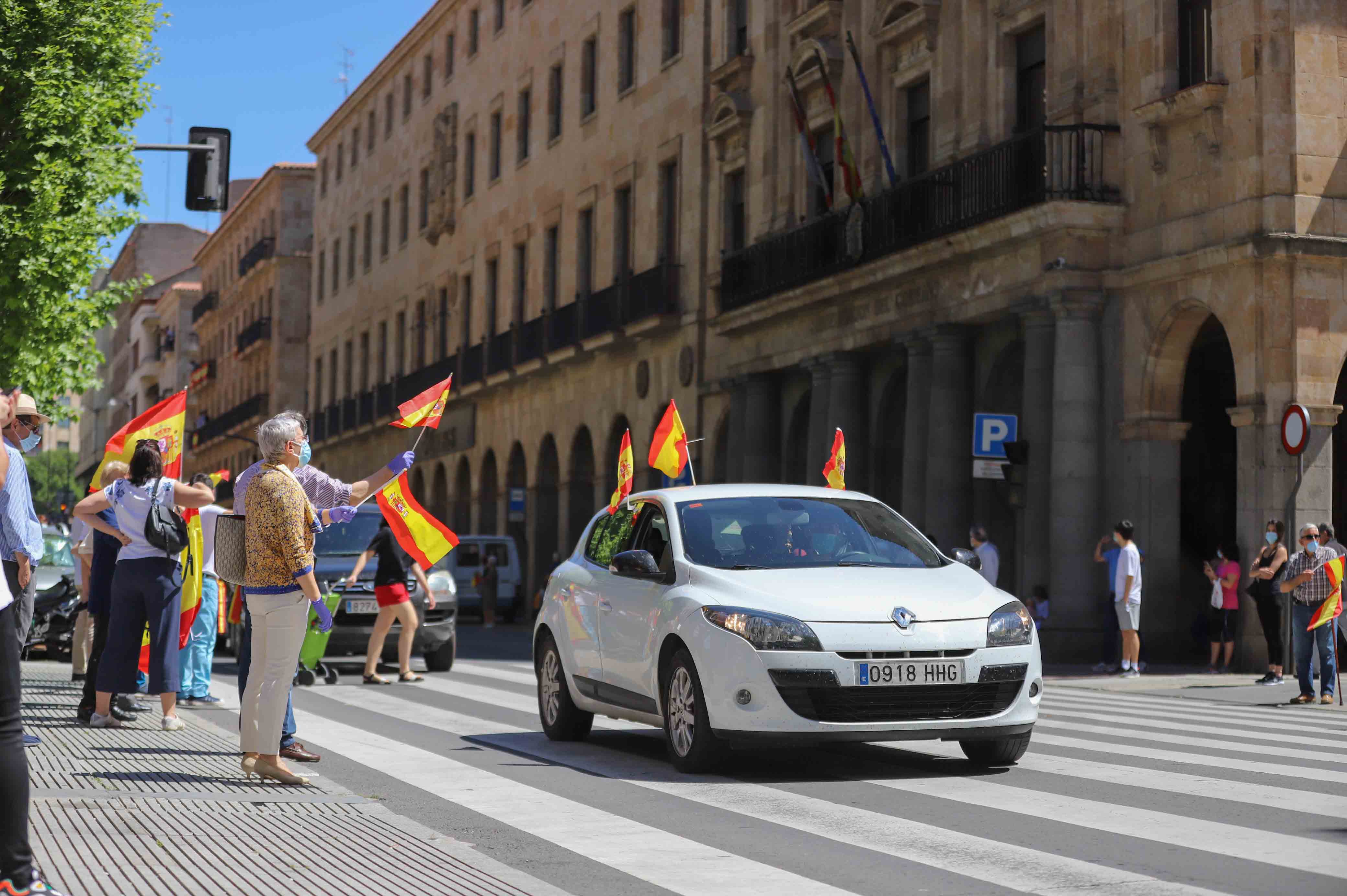 Participaron turismos, motos e incluso vecinos en bicicleta | Numerosos viandantes les aplaudieron a su paso por las calles de la ciudad