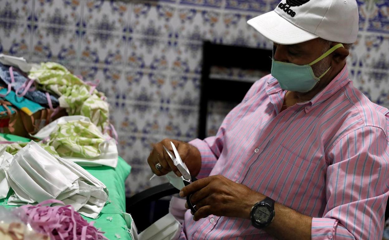 Voluntarios del Centro Cultural Islámico Catalán de Barcelona, elaboran mascarillas de protección contra el coronavirus.