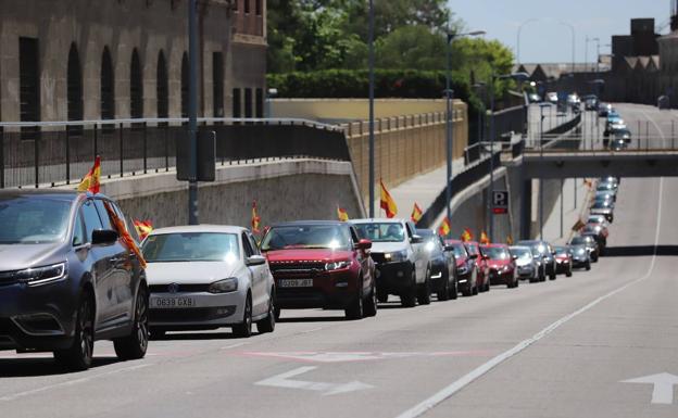 Caravana de coches en la avenida de La Aldehuela.