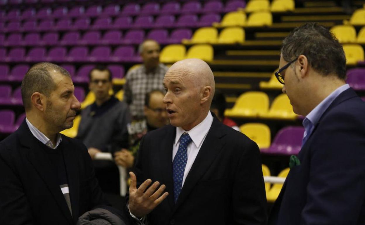 Espinar y Hansen conversan durante un partido del CBC Valladolid