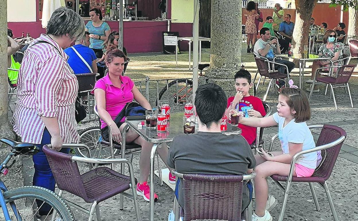 Terraza de El Chalet de Rioseco este viernes, repleta en el primer día de apertura.