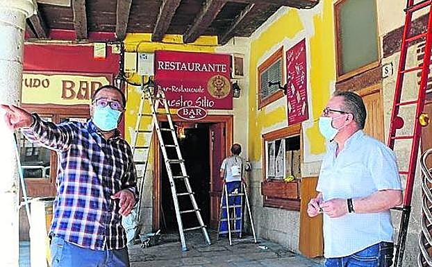 Preparativos para la apertura de un bar en la Plaza Mayor de Tordesillas.