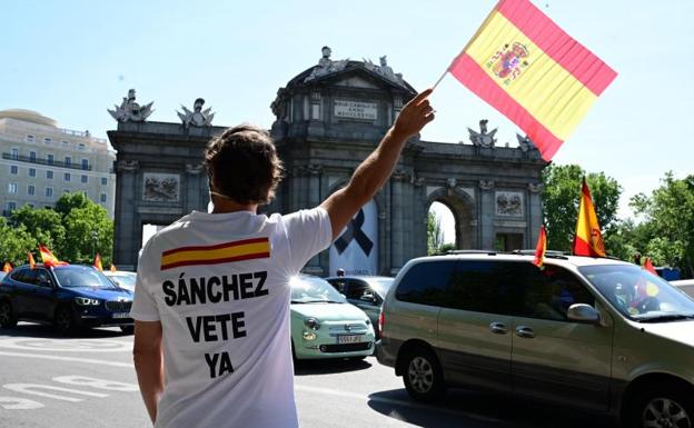 Vox colapsa con sus coches el centro de las ciudades para exigir la dimisión de Sánchez