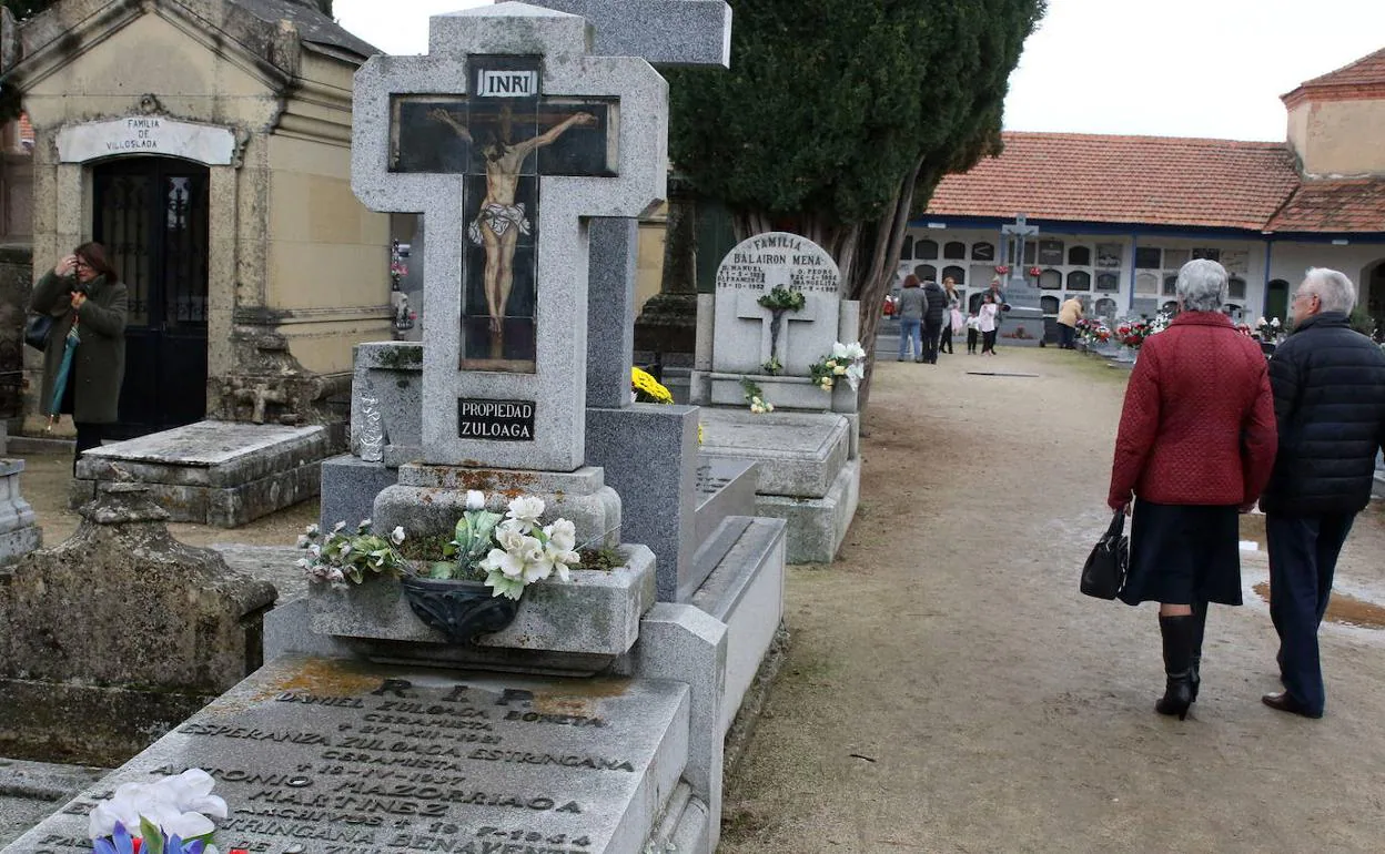 Dos personas caminan por el cementerio el pasado mes de noviembre. 