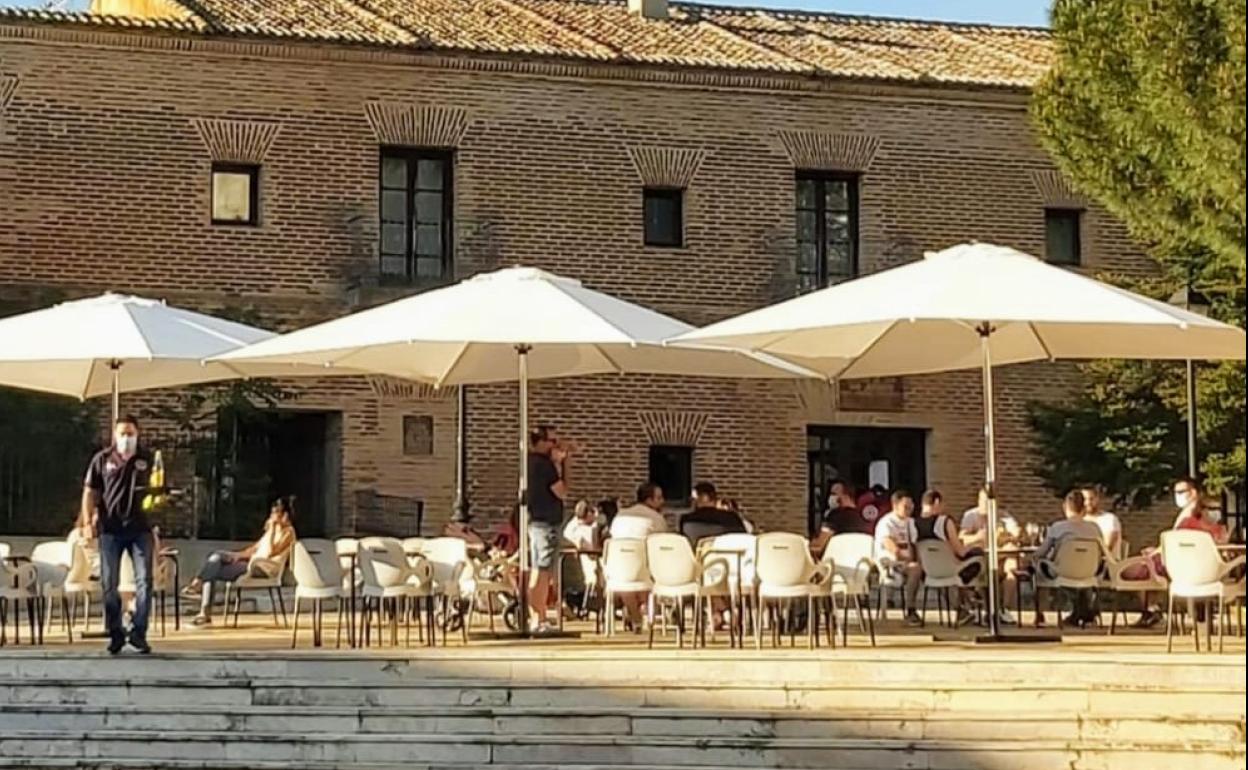 Terraza del bar Moby en Olmedo.